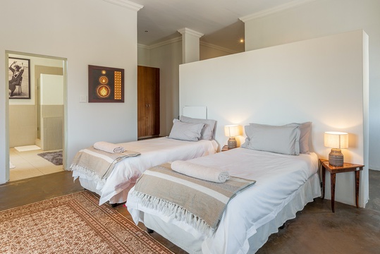 twin bedrooms accommodation shared en-suite guinevere guest farm tulbagh